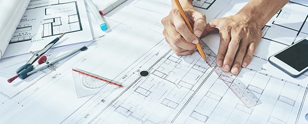 Bauplan wird mit Bleistift und Lineal angezeichnet