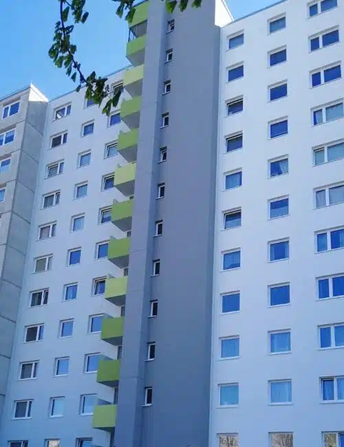 Mehrfamilienhaus in geteilten Farben "Weiß, Grau und Hellgrün"